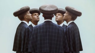 Stromae: "Multitude" - Der Sänger im schwarzen Talar in fünfacher Ausführung im Kreis stehend, Blick gen Himmel