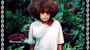 Cover des Albums "Black Classical Music" von Yussef Dayes: Ein Junge mit Afro inmitten vieler Pflanzen