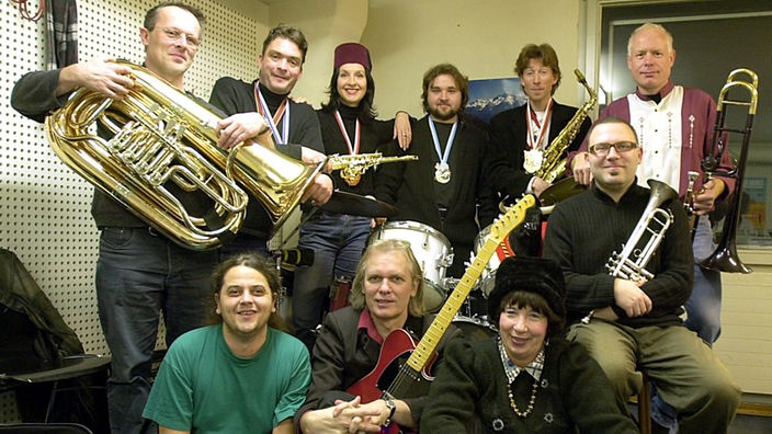 Schäl Sick Brass Band posieren im Studio