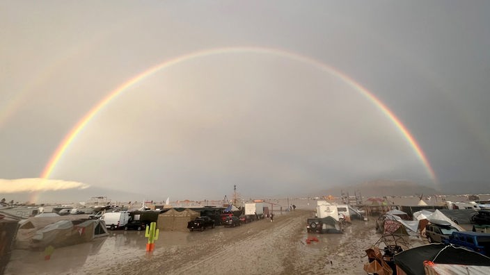 Das Wüsten Festival Burning Man versinkt im Schlamm - Regenbogen über dem Festivalgelände