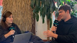 Leander Kirschner, Labelchef von Bamboo mit COSMO Moderatorin Shanli Anwar beim Live Gespräch auf der c/o pop 