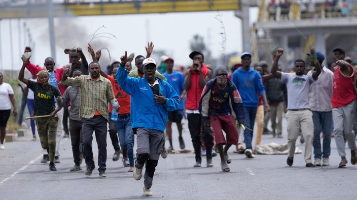 Demonstranten blockieren die Nairobi-Mombasa-Autobahn in der Gegend von Mlolongo. 