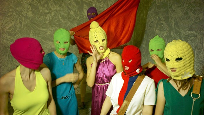Die Band "Pussy Riot", verkleidet mit bunten Sturmmasken. 