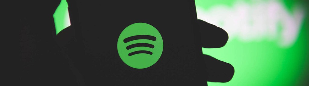 Das Logo von Spotify wird auf einem Apple-Smartphone angezeigt. 