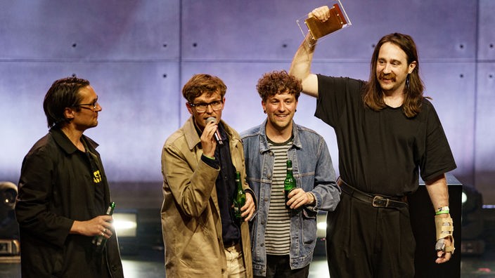 Die Band Yard Act steht nach dem Gewinn des Anchor-Awards beim Reeperbahn-Festival auf der Bühne des St. Pauli Theaters.