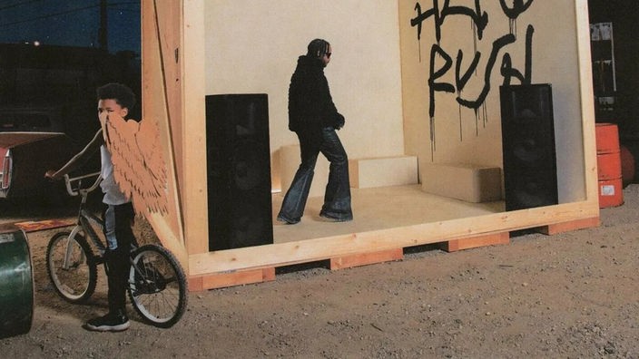 Cover des Albums "Head Rush" von Channel Tres: Channel Tres in einem riesigen Holzquader mit Boxen und Sitzplätzen; auf und neben der Box Kinder mit Engelsflügeln