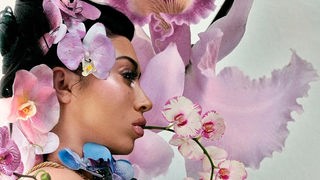 Kali Uchis – "Orquídeas“ - Die Sängerin umgeben von Orchideen  