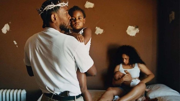 Kendrick Lamar: "Mr Morale & The Big Steppers" - Mann mit Dornenkrone und Kind auf dem Arm; Frau auf Bett mit Säugling an der bedeckten Brust