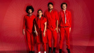 Os Barbapapas: "Enigma" - Die Vier Bandmitglieder - drei Männer, eine Frau - stehen rotgekleidet, vor rotem Hintergrund. 