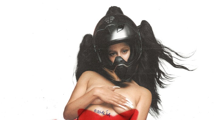Cover des Albums "Motomami" von Rosalía: Rosalia nackt mit Motorradhelm; quer drüber der Schriftzug "Motomami"