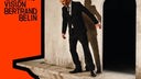  Bertrand Belin: "Tambour Vision", Cover. Mann auf einem Sims, in die Tiefe blickend 