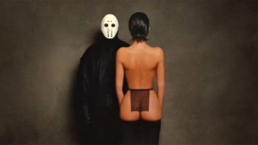 Kanye West & Ty Dolla $ign – "Vultures 1" - Rückenansicht einer nackten Frau mit Lendenschurz, die seitlich von einer schwarzen Gestalt mit "Freitag, der 13"-Maske steht  