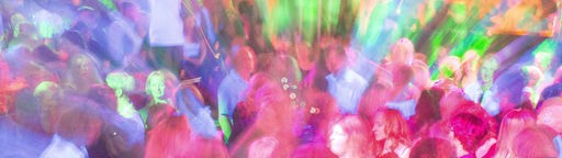 Tanzende Menschen in einem Club - Blurry Foto mit Bewegungsunschärfe und vielen bunten Farben. 