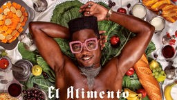 Cover des Albums "El Alimento" von Cimafunk: Cimafunk liegt mit nacktem Oberkörper in einem Bett aus Salatblättern auf einem reich gedeckten Tisch
