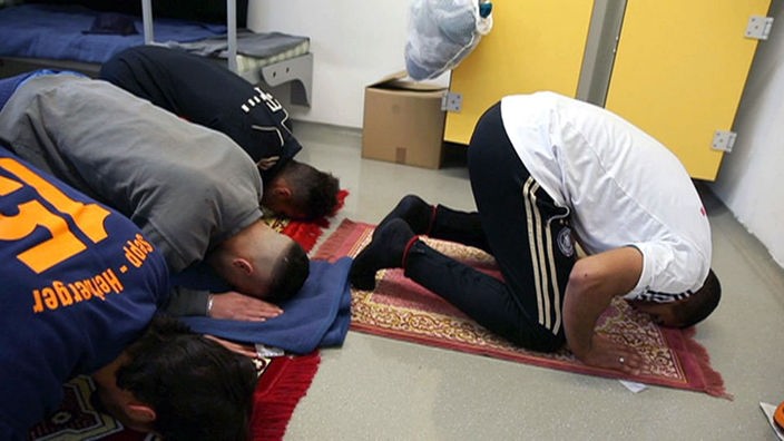 Muslimische Gefangene beten in einer JVA