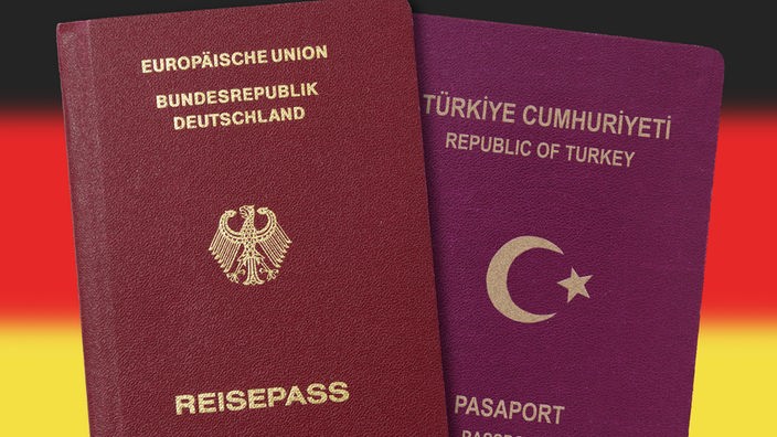 Deutscher und türkischer Pass vor Deutschlandfahne