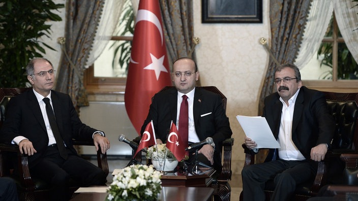 Sirri Sureyya Onder (r) von der HDP (Demokratische Partei der Völker) mit Vize-Premierminister Yalcin Akdogan (m) und Innenminister Efkan Ala (l)