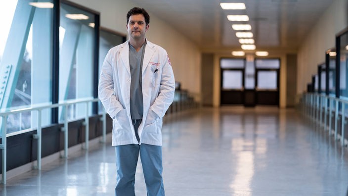 Joshua Jackson in der Rolle des aufstrebenden Arztes Dr. Duntsch im Krankenhausflur 