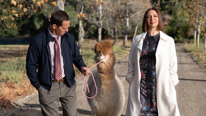 Miliardärin Molly (Maya Rudolph) geht mit Buchhalter Arthur (Nat Faxon), der ein Lama an der Leine führt, im Park spazieren