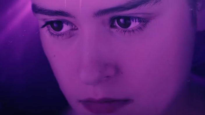 "Spides" Sci-Fi-Alien-Serie, Screenshot aus der Serie - Nora, ein junges Mädchen, wacht aus dem Koma auf