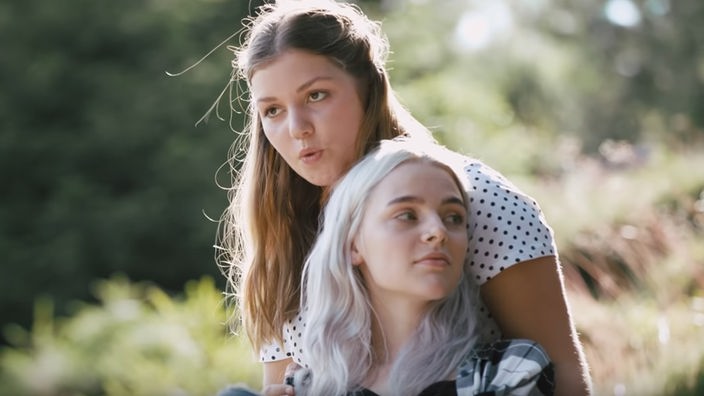 Videostill aus der Webserie "True Demon" - Die Freundinnen Jess und Anna 