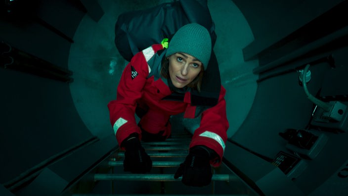 "Vigil" - Frau klettert in einem U-Boot eine Leiter hoch