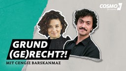 Die Moderatorin des Podcasts mit ihrem Gast Cengiz Barskanmaz vor grau-grünem Hintergrund