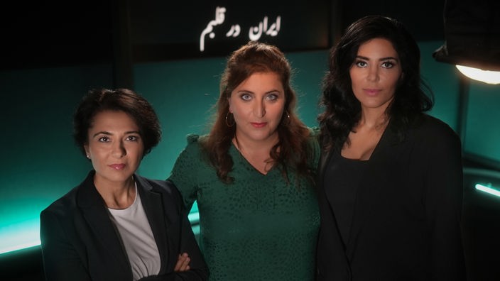 Moderatorin Shanli Anwar (m.) mit den Gästinnen Golineh Atai (li.) und Samira El Ouassil (re.)