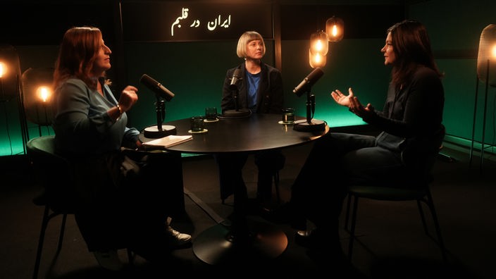 "Iran im Herzen"-Host Shanli Anwar im Gespräch mit Schauspielerin Jasmin Tabatabai und Regisseurin Steffi Niederzoll 