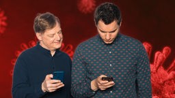 COSMO Tech - Alles, was ihr über Corona-Apps wissen müsst, Jörg Schieb und Dennis Horn testen App, im Hintergrund corona-viren