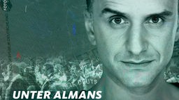 Comedian Özcan Cosar schaut in die Kamera. Im Hintergrund ist das Logo vom Podcast Unter Almans zu sehen.