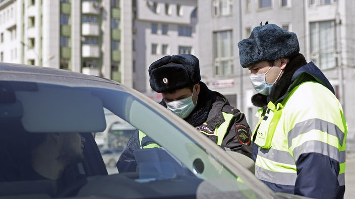 02.04.2020, Russland, Novosibirsk: NOVOSIBIRSK, RUSSIA - APRIL 2, 2020: Traffic police officers work during the outbreak of the novel coronavirus disease (COVID-19).