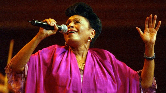 Omara Portuondo singt.