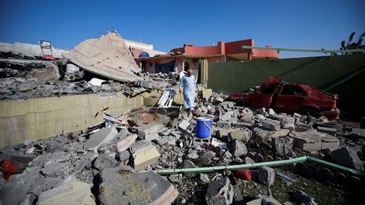 Ein Mann geht im Dorf Faziliyah bei Mossul über Trümmer eines Gebäudes
