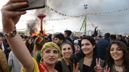  Newroz Fest | Junge Frauen schießen ein Selfie