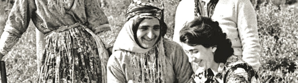 Xatûn Nûra Cewarî, zargotina kurdî ji devê gundiyan berhev dike. Sal: 1950 -1960.