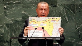 Erdogan zeigt bei der Generalversammlung der Vereinten Nationen die Karte von ihm geplanter Sicherheitszone in Syrien. 