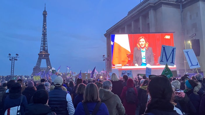 Franzöische Frauen bejubeln Abstimmung zum Verfassungsrecht auf Abtreibung
