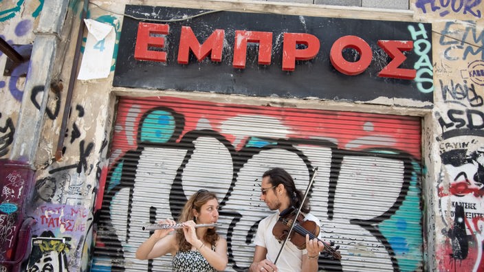 Zwei Musiker vor dem Theater Embros Athen