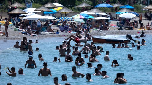 Menschen an einem griechischen Strand