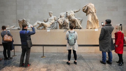 Besucher vor Parthenon Fries im Britischen Museum