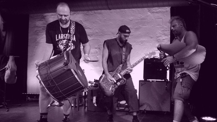 Drei Musiker der Band Thrax Punks auf der Bühne