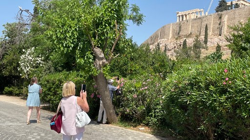 Touristen vor der Akropolis