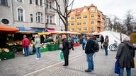 Berlin: Mit Abstand stehen Passaten in der Schlange vor einem Obst- und Gemüsestand auf dem Wochenmarkt im Berliner Stadtteil Friedenau