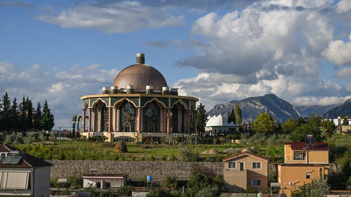 Gesamtansicht des Bektaschi-Weltzentrums in Tirana, dem internationalen Hauptsitz des Bektaschi-Sufi-Ordens, umgeben von Wohngebäuden und Grünflächen, am 29. September 2024 in Tirana, Albanien. 