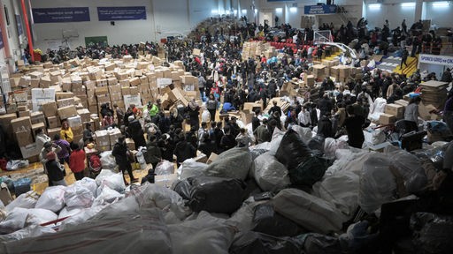 Hilfspakete gesammelt in einer Sporthalle von Istanbul für die Erdbebenregion der Türkei
