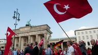 Ein Demonstrationszug mehrerer türkischer Verbände gegen die geplante Armenien-Resolution des Bundestages zieht am 28.05.2016 in Berlin vor das Brandenburger Tor zur Abschlusskundgebung