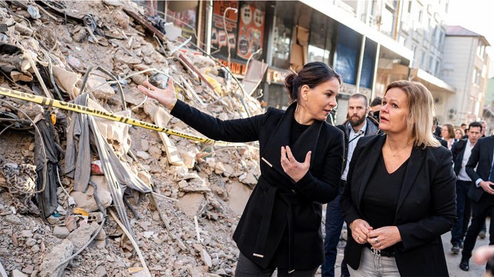 Annalena Baerbock und Nancy Faeser haben die Erdbebenregion in der Türkei besucht