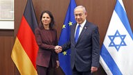 Israels Premierminister Benjamin Netanjahu (r) begrüßt die deutsche Außenministerin Annalena Baerbock (Bündnis 90/Die Grünen) vor einem gemeinsamen Treffen