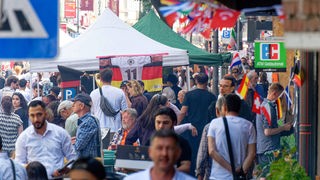 Fahnen schmücken beim «Birlikte»-Fest (türkisch für Zusammenstehen) die mit Menschen bevölkerte Keupstraße. 